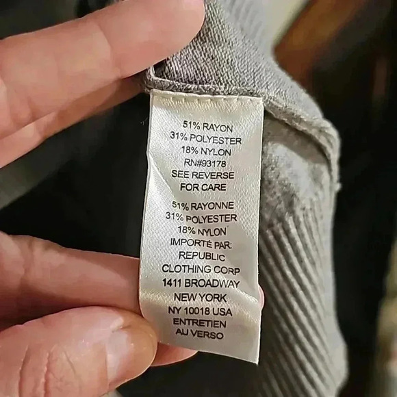 NWT Truth by Republic Gray Ruffled Shoulder Long Sleeve V-Neck Sweater - Medium - Picture 6 of 6